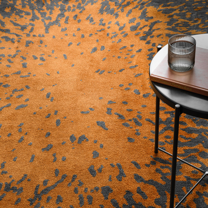 Tappeto Wilder astratto arancione e grigio scuro